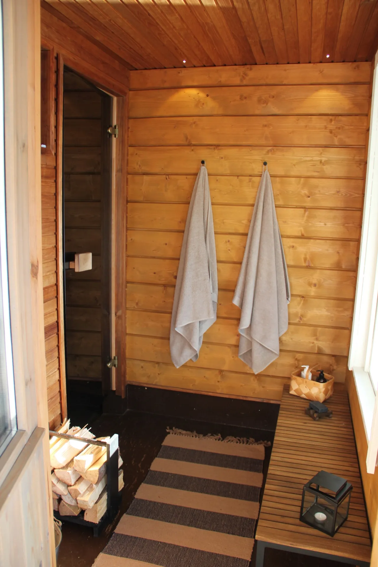 Lakeside sauna dressing room with rug